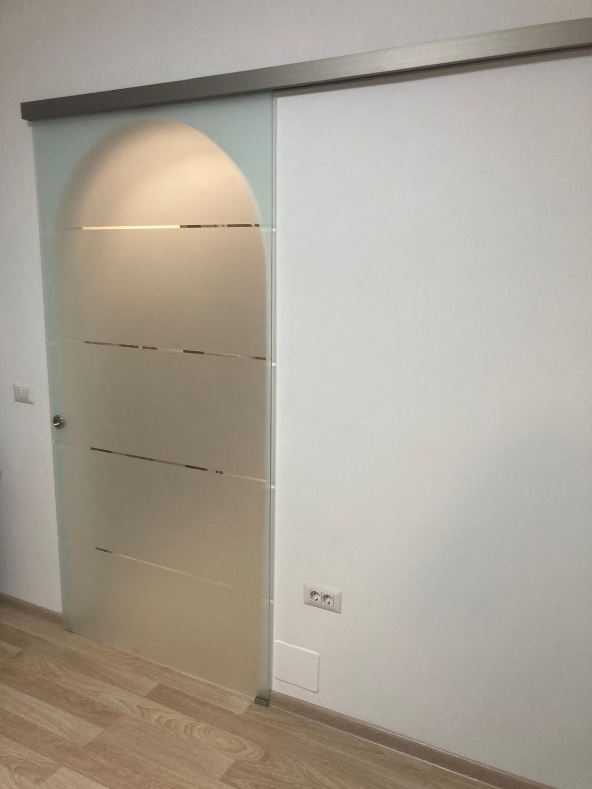 Ușă batantă sticlă